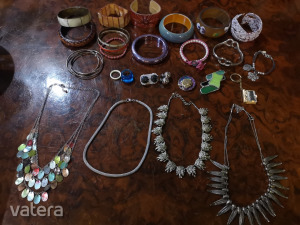 26 darabos női vegyes bizsu csomag karkötők, karperecek, nyakláncok, fülbevalók, gyűrű << lejárt 6620171 78 fotója