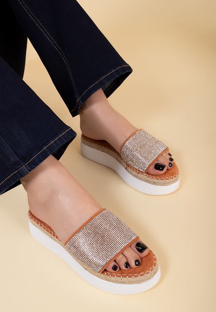 Lindsey camel platform papucs fotója