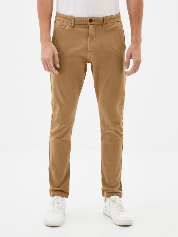 Celio Pobobby Chino Nadrág Barna << lejárt 4401127 76 << lejárt 3419138 68 << lejárt 7640352 50 fotója