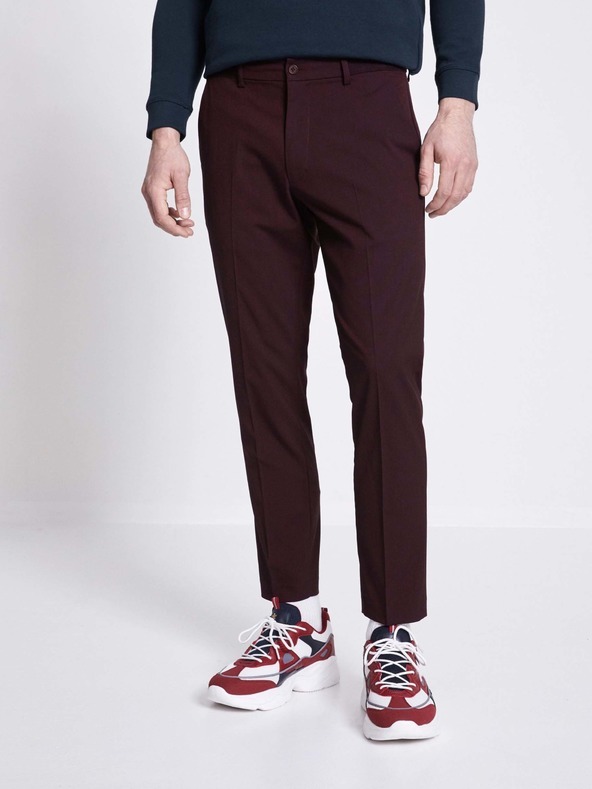 Celio Norbert2 Nadrág Piros << lejárt 1267982 73 << lejárt 9830962 69 fotója